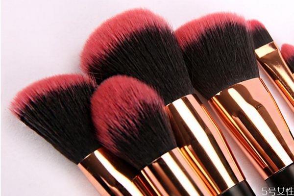 化妆刷是干着用还是湿着用 化妆刷能用太阳晒吗 化妆刷是干着用还是湿着用 化妆刷能用太阳晒吗