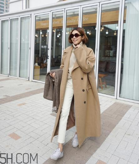 卡其色大衣怎么搭配?这样穿气质满满 卡其色大衣怎么搭配?这样穿气质满满