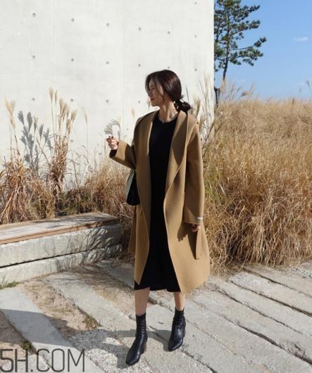 卡其色大衣怎么搭配?这样穿气质满满 卡其色大衣怎么搭配?这样穿气质满满