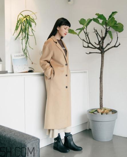 卡其色大衣怎么搭配?这样穿气质满满 卡其色大衣怎么搭配?这样穿气质满满