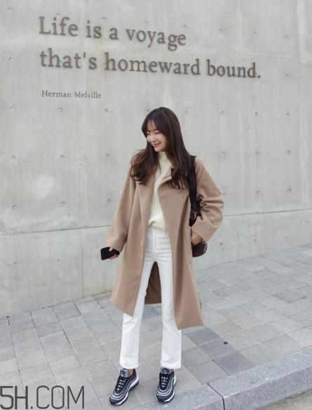 卡其色大衣怎么搭配?这样穿气质满满 卡其色大衣怎么搭配?这样穿气质满满