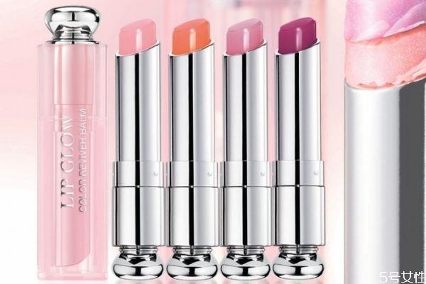 润唇膏和唇部打底有什么区别 护唇膏和润唇膏一样吗 润唇膏和唇部打底有什么区别 护唇膏和润唇膏一样吗