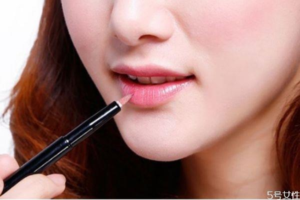 润唇膏和唇部打底有什么区别 护唇膏和润唇膏一样吗 润唇膏和唇部打底有什么区别 护唇膏和润唇膏一样吗