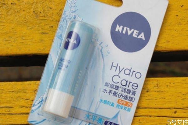 润唇膏和唇部打底有什么区别 护唇膏和润唇膏一样吗 润唇膏和唇部打底有什么区别 护唇膏和润唇膏一样吗