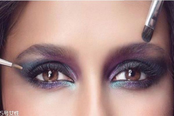 素颜直接涂眼影可以吗 眼影直接涂皮肤好吗 素颜直接涂眼影可以吗 眼影直接涂皮肤好吗