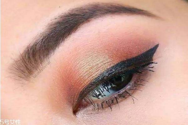 素颜直接涂眼影可以吗 眼影直接涂皮肤好吗 素颜直接涂眼影可以吗 眼影直接涂皮肤好吗