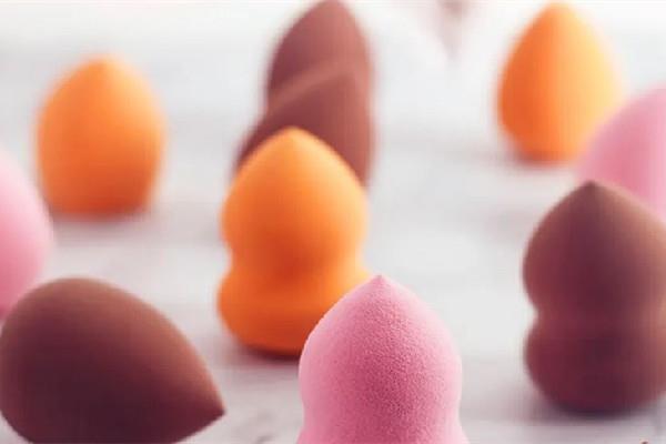 美妆蛋是什么材料制作的 美妆蛋和美妆刷哪个更好用 美妆蛋是什么材料制作的 美妆蛋和美妆刷哪个更好用