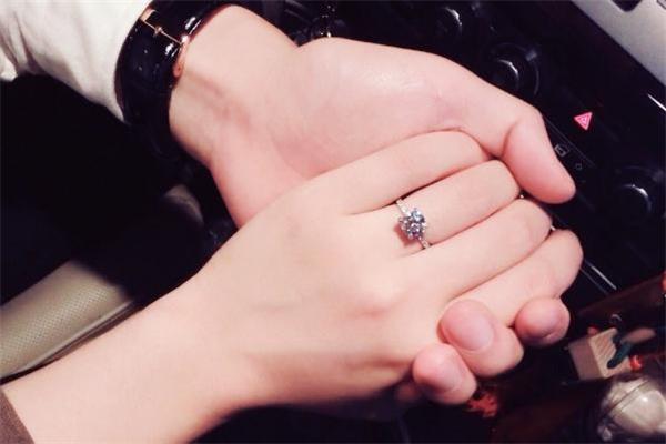 通灵珠宝和老凤祥哪个好 通灵珠宝和老凤祥品牌对比 通灵珠宝和老凤祥哪个好 通灵珠宝和老凤祥品牌对比