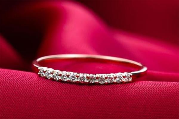 通灵珠宝和老凤祥哪个好 通灵珠宝和老凤祥品牌对比 通灵珠宝和老凤祥哪个好 通灵珠宝和老凤祥品牌对比