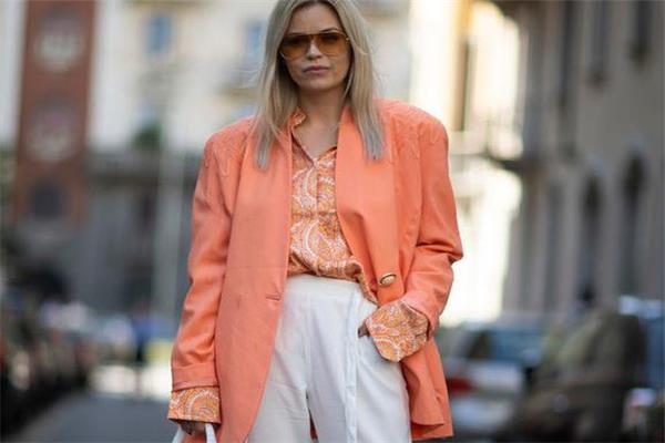 珊瑚橙配什么颜色好看 今年最火的流行色 珊瑚橙配什么颜色好看 今年最火的流行色