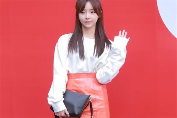 珊瑚橙配什么颜色好看 今年最火的流行色 珊瑚橙配什么颜色好看 今年最火的流行色