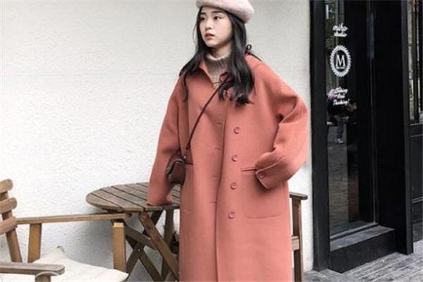 珊瑚橙配什么颜色好看 今年最火的流行色 珊瑚橙配什么颜色好看 今年最火的流行色