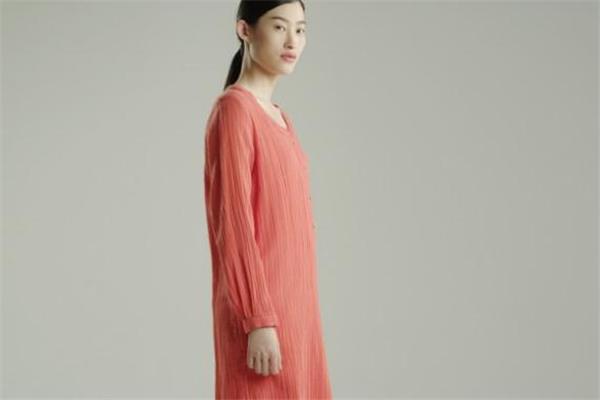 珊瑚橙配什么颜色好看 今年最火的流行色 珊瑚橙配什么颜色好看 今年最火的流行色