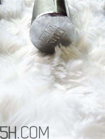 纪梵希小羊皮304是什么颜色？纪梵希小羊皮滋润吗？