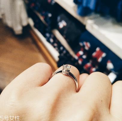 钻戒圈口大了怎么办?钻戒大了怎么改小? 钻戒圈口大了怎么办?钻戒大了怎么改小?