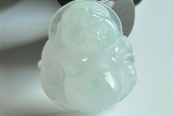 玉佛吊坠可以辟邪吗 玉佛吊坠适合什么人佩戴 玉佛吊坠可以辟邪吗 玉佛吊坠适合什么人佩戴