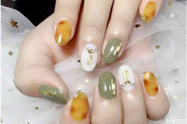做完美甲要注意什么 怎么降低美甲的伤害 做完美甲要注意什么 怎么降低美甲的伤害