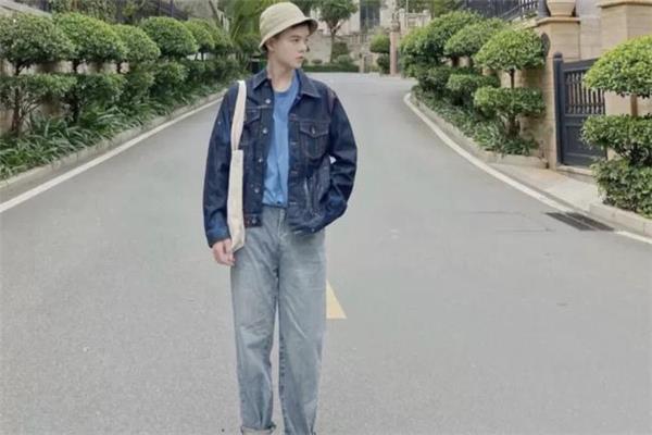 水洗牛仔裤配什么上衣 水洗牛仔裤搭配图片 水洗牛仔裤配什么上衣 水洗牛仔裤搭配图片