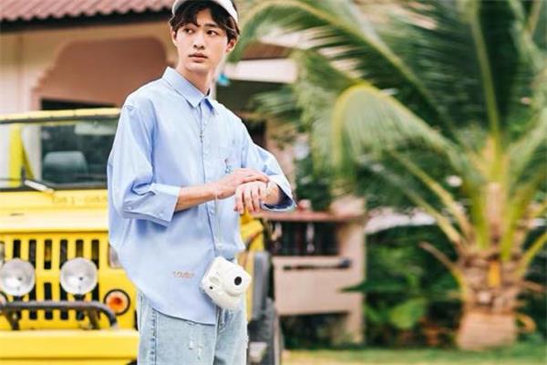 水洗牛仔裤配什么上衣 水洗牛仔裤搭配图片 水洗牛仔裤配什么上衣 水洗牛仔裤搭配图片