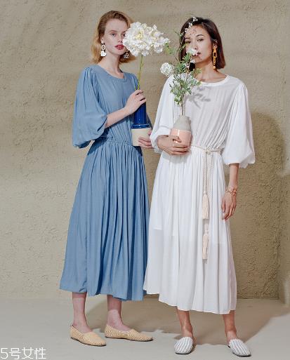 白色衣服怎么搭配 这个夏天的美被它承包了