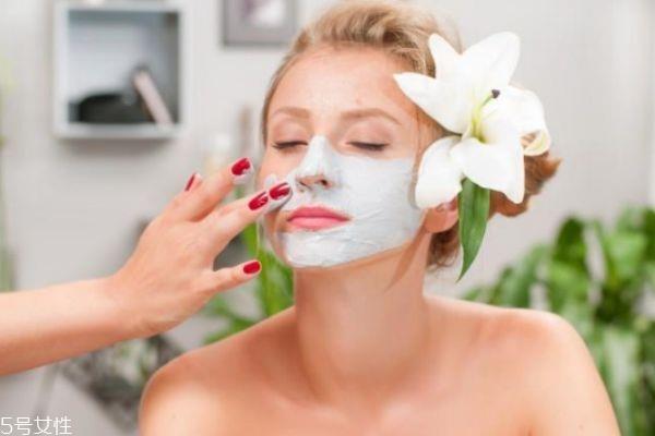 贴完面膜要按摩吗 敷面膜后按摩的作用 贴完面膜要按摩吗 敷面膜后按摩的作用