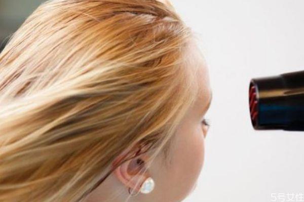 怎么吹头发才不贴头皮 吹头发贴头皮怎么办 怎么吹头发才不贴头皮 吹头发贴头皮怎么办