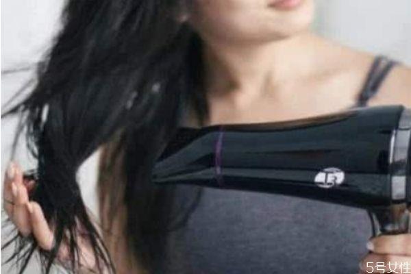 怎么吹头发才不贴头皮 吹头发贴头皮怎么办 怎么吹头发才不贴头皮 吹头发贴头皮怎么办