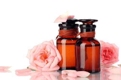 玫瑰精油可以每天擦脸吗 玫瑰精油祛斑要多久 玫瑰精油可以每天擦脸吗 玫瑰精油祛斑要多久