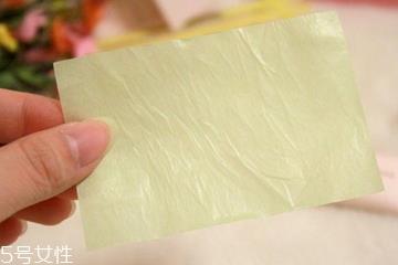 吸油纸会吸走防晒霜吗？吸油纸会将水分带走吗？