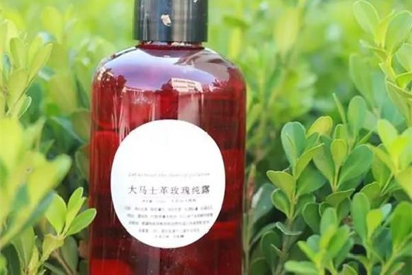 玫瑰纯露的功效和作用 玫瑰纯露可以美白吗 玫瑰纯露的功效和作用 玫瑰纯露可以美白吗