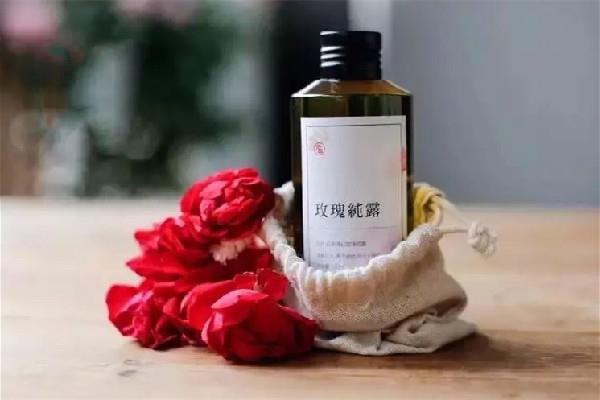 玫瑰纯露的功效和作用 玫瑰纯露可以美白吗 玫瑰纯露的功效和作用 玫瑰纯露可以美白吗