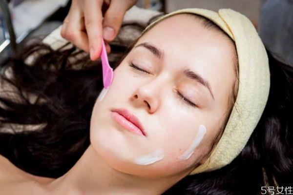精华液和面膜如何配合 敷面膜和精华液的顺序 精华液和面膜如何配合 敷面膜和精华液的顺序