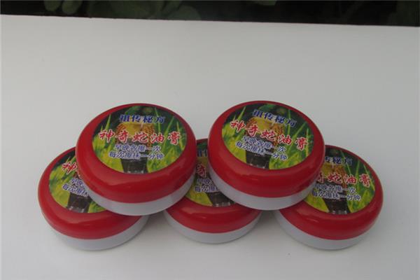 蛇油膏可以给宝宝用吗 蛇油膏适合什么肤质 蛇油膏可以给宝宝用吗 蛇油膏适合什么肤质