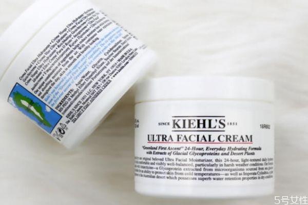 乳液和面霜哪个白天用哪个晚上用 白天用面霜还是乳液 乳液和面霜哪个白天用哪个晚上用 白天用面霜还是乳液