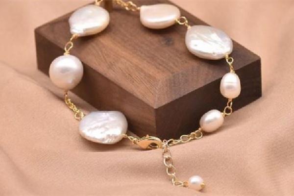 巴洛克珍珠什么颜色价值最高 巴洛克珍珠是白色贵还是彩色贵 巴洛克珍珠什么颜色价值最高 巴洛克珍珠是白色贵还是彩色贵