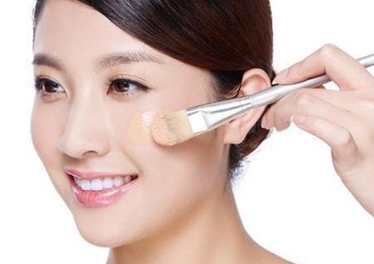 底妆怎么才透亮服帖 底妆是精致妆容的关键 底妆怎么才透亮服帖 底妆是精致妆容的关键
