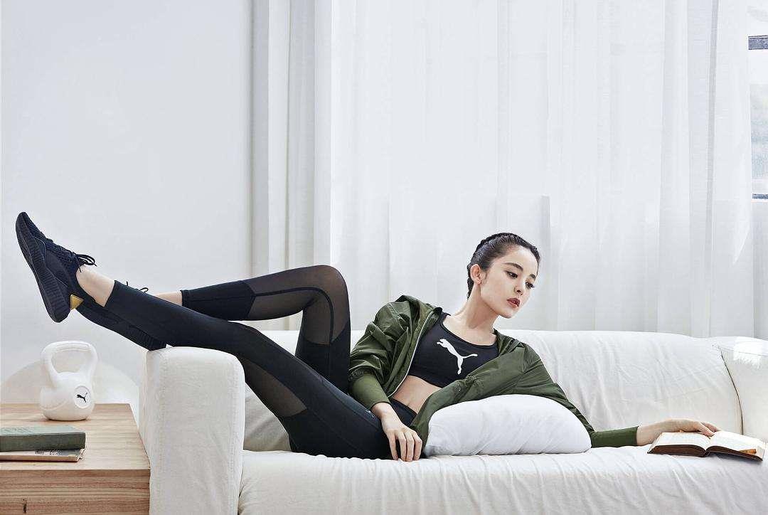 毛衣搭配牛仔裤好看吗 古力娜扎也这样穿 毛衣搭配牛仔裤好看吗 古力娜扎也这样穿