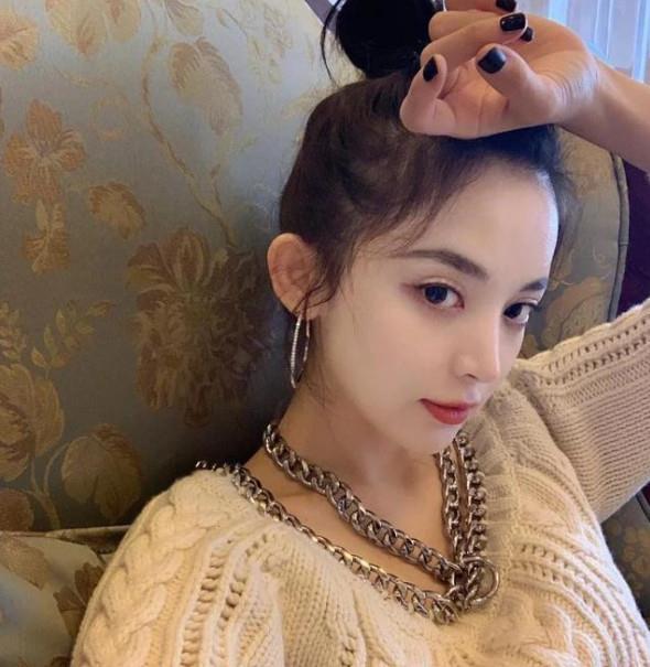 毛衣搭配牛仔裤好看吗 古力娜扎也这样穿 毛衣搭配牛仔裤好看吗 古力娜扎也这样穿