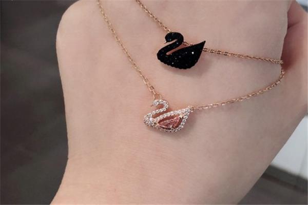 施华洛世奇粉天鹅项链价格 清新又迷人 施华洛世奇粉天鹅项链价格 清新又迷人