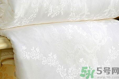 蚕丝被和丝绵被哪个好?蚕丝被和丝绵被的区别 蚕丝被和丝绵被哪个好?蚕丝被和丝绵被的区别