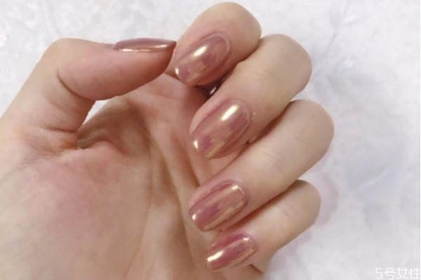 极光粉美甲的步骤 极光粉美甲怎么做 极光粉美甲的步骤 极光粉美甲怎么做