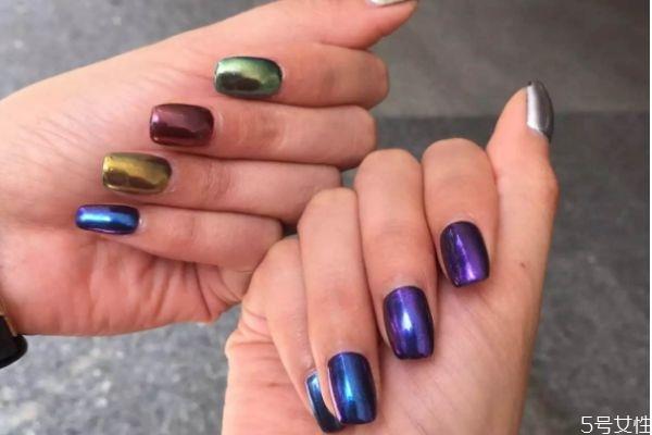 极光粉美甲的步骤 极光粉美甲怎么做 极光粉美甲的步骤 极光粉美甲怎么做