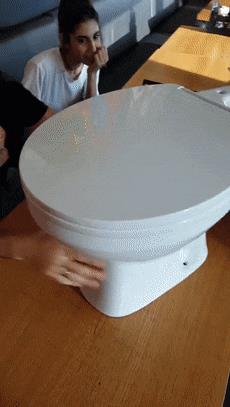 在马桶里吃巧克力冰淇淋?这个甜品创意差点创死我!