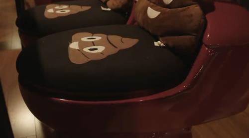 在马桶里吃巧克力冰淇淋?这个甜品创意差点创死我!