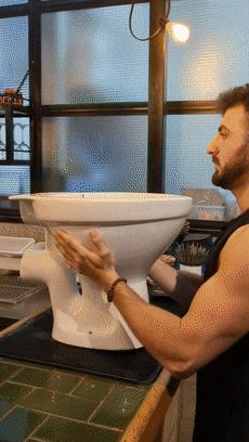 在马桶里吃巧克力冰淇淋?这个甜品创意差点创死我!