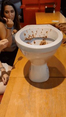 在马桶里吃巧克力冰淇淋?这个甜品创意差点创死我!