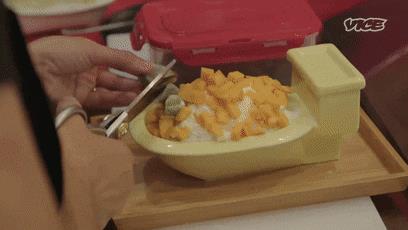 在马桶里吃巧克力冰淇淋?这个甜品创意差点创死我!