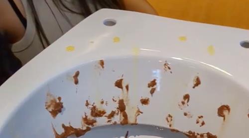 在马桶里吃巧克力冰淇淋?这个甜品创意差点创死我!