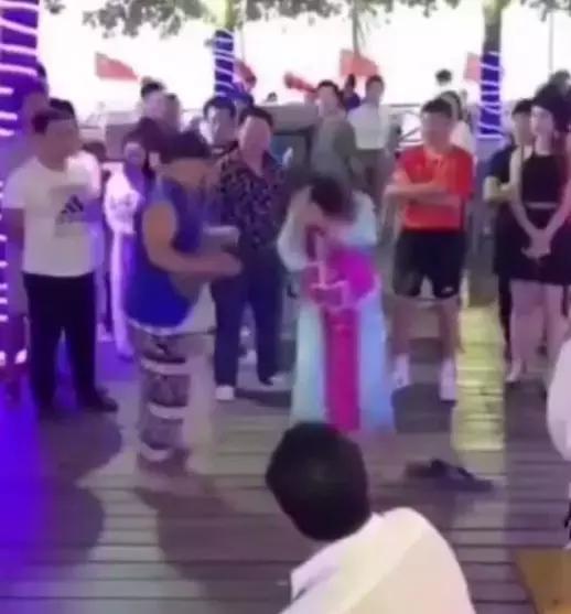 “三亚格格”街头与人互殴!格格被狂扇嘴巴!牌牌琦小号露脸直播