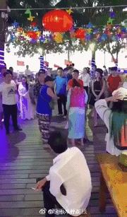 “三亚格格”街头与人互殴!格格被狂扇嘴巴!牌牌琦小号露脸直播